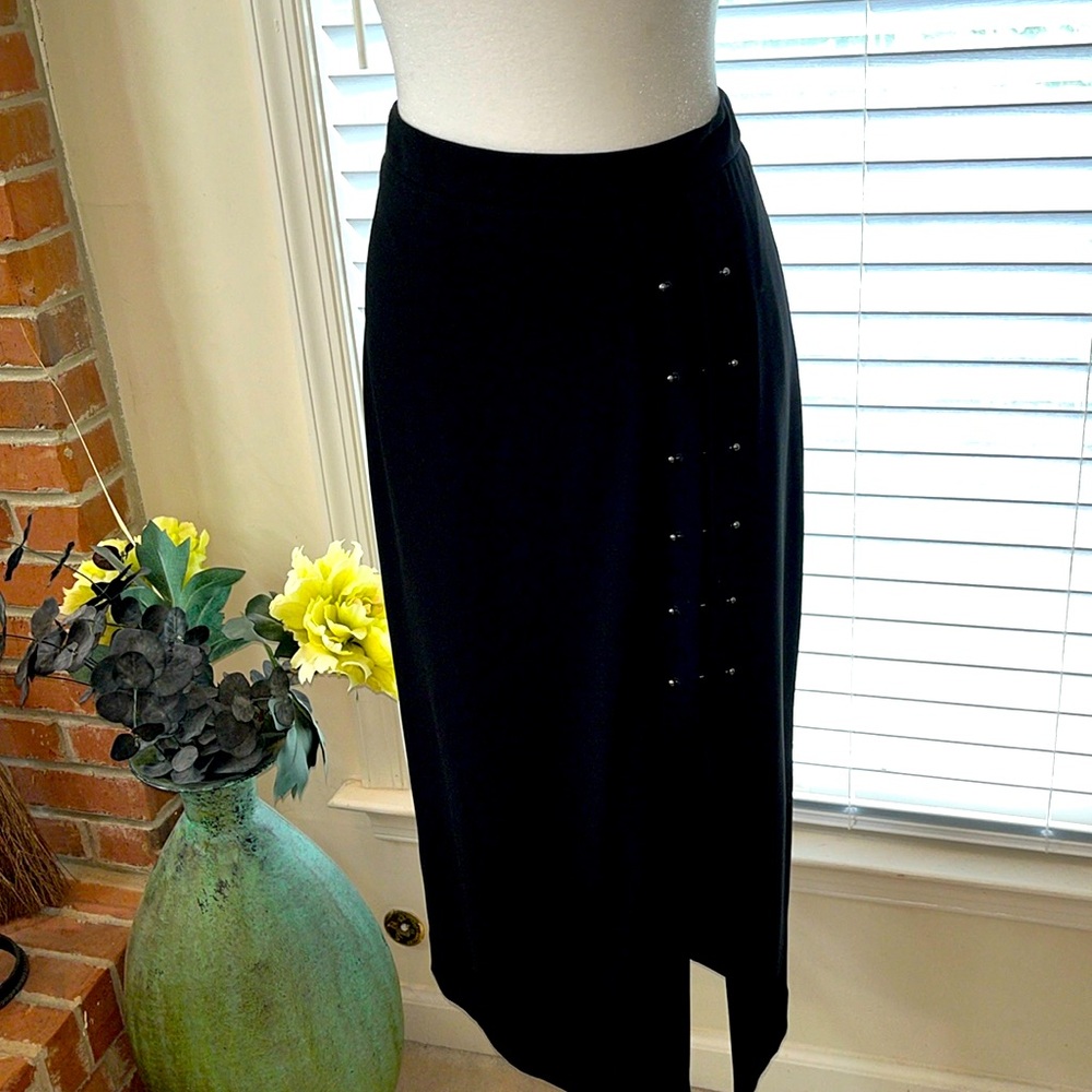 Carlisle black skirt with decorative bar pins & slit size 6